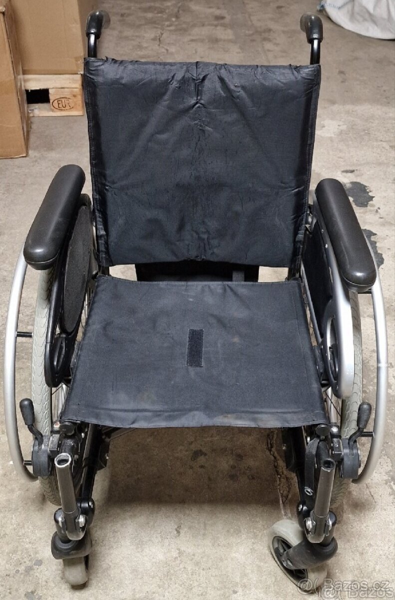 Mechanický invalidní vozík bez podnožek - 2