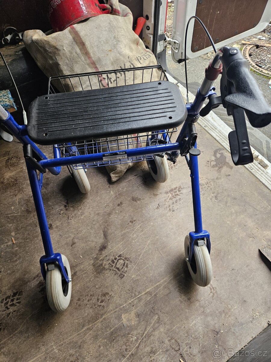 čtyřkolové chodítko (rollator) značky DMA - 2