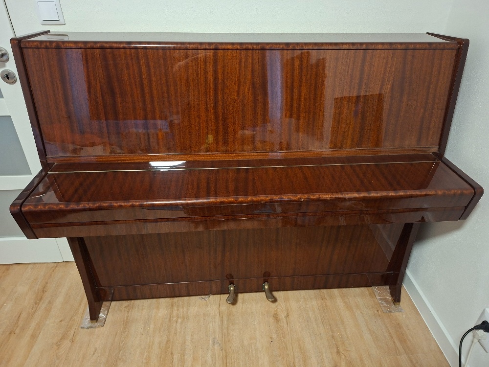 Piano Petrof barva mahagon - 2