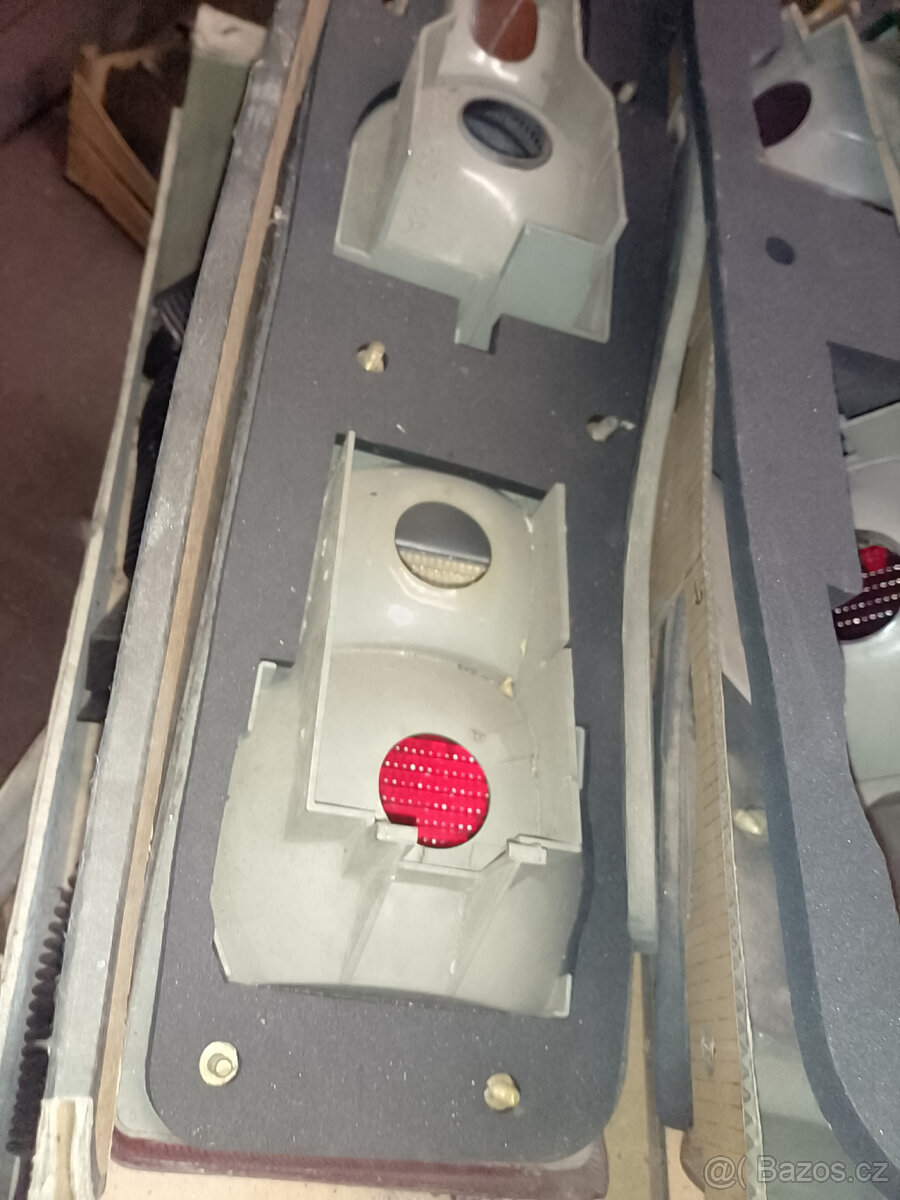 Ford Sierra těsnění pod zadní světla, 702 041 467