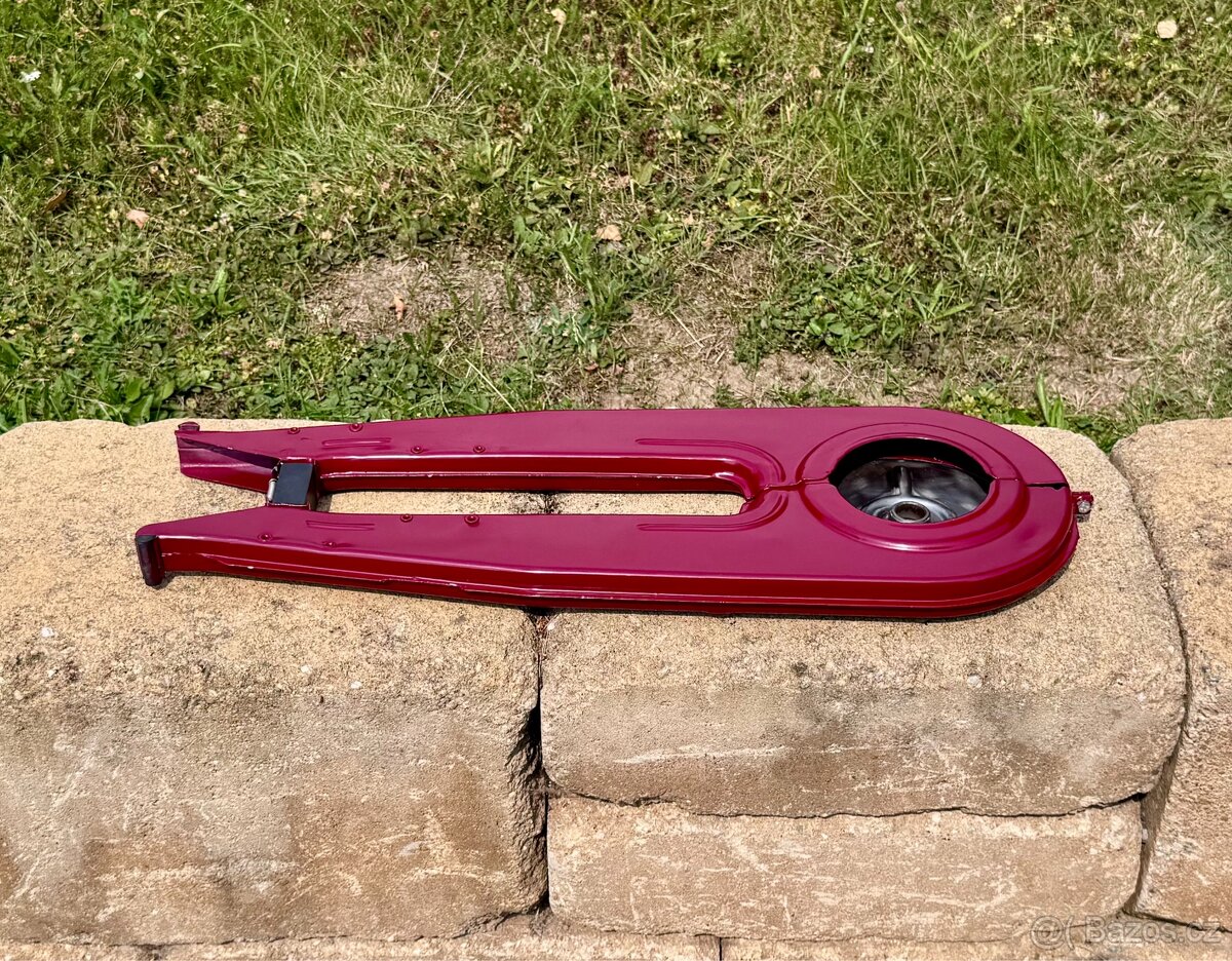 ČZ 125 175 250 - kryt řetězu - 2