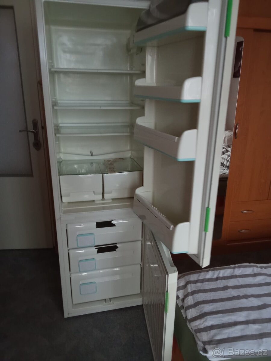 Prodám starší lednici s mrazákem ARDO. - 2