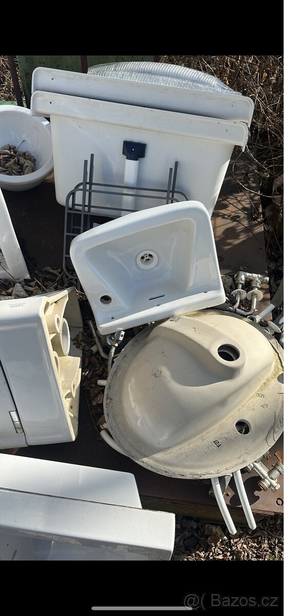 Veškerá sanita. Různé značky. - 2