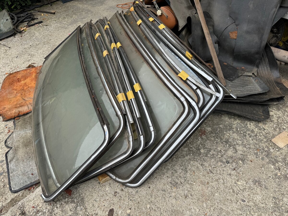 Volha Gaz 24, čelní-zadní okna použité originál - 2