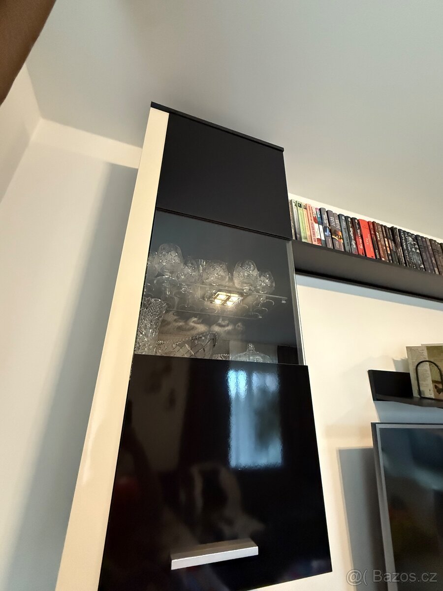 Černobílá obývací stěna - 2