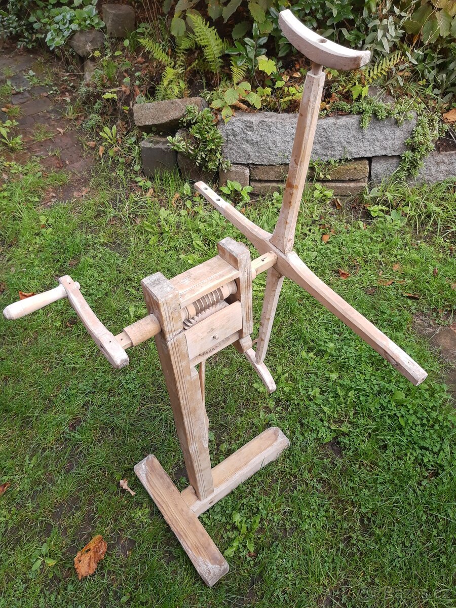 Starožitný navíjecí stroj na přízi - 2