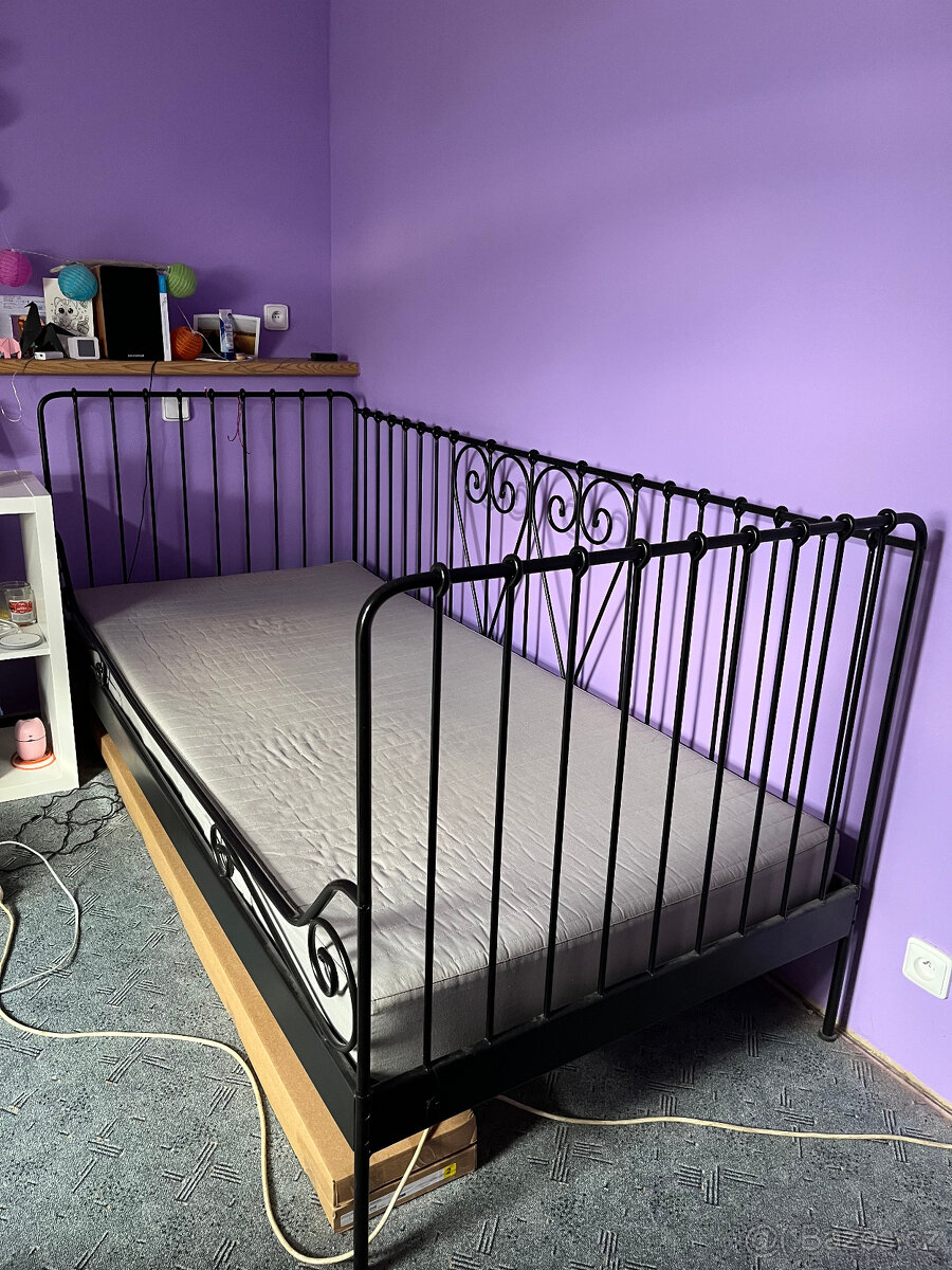 Dvě kovové postele včetně matrací a roštů - 2