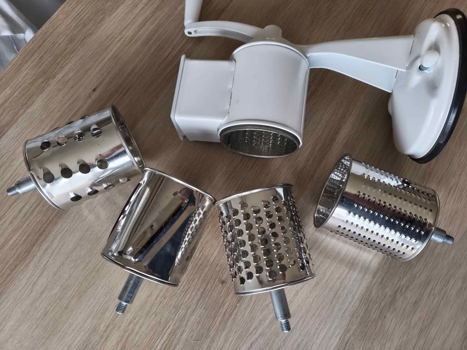 Prodám mlýnek/struhadlo na zeleninu/ořechy/strouhanku - 2