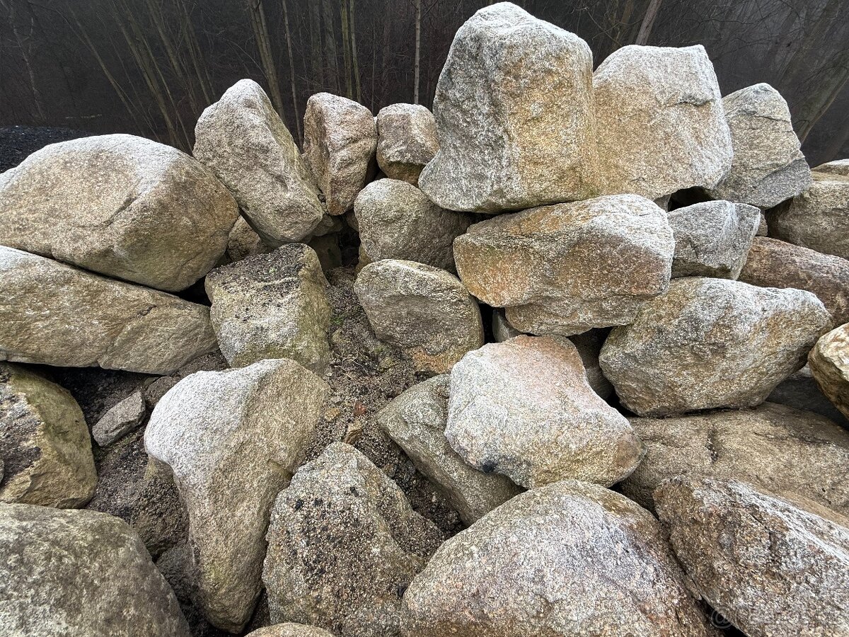 Kamen okrasny,totem-male,velke - 2