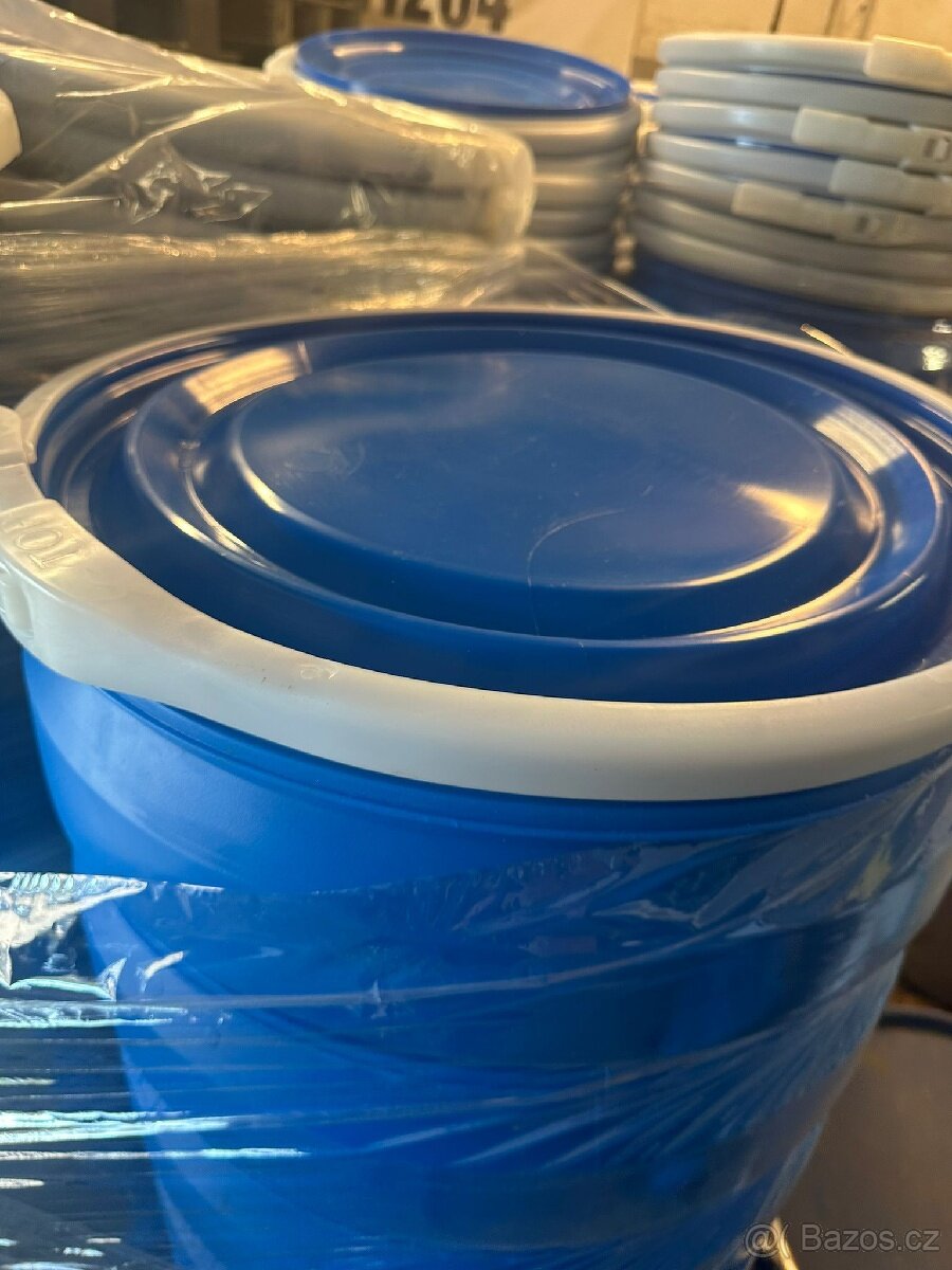 Plastové sudy/ bečky- 114 L s víkem a sponou. - 2