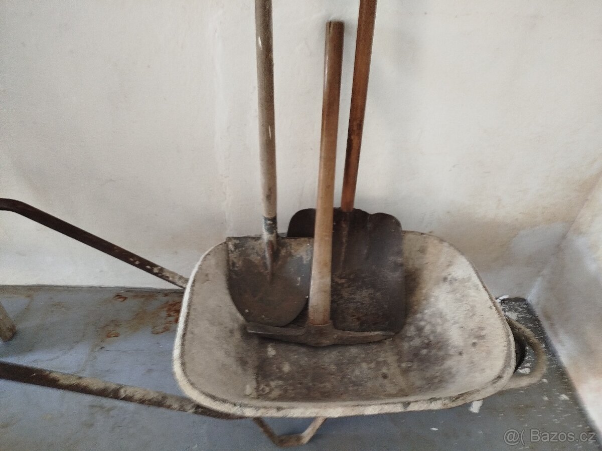Kolečko dvě lopaty a krumpáč - 2