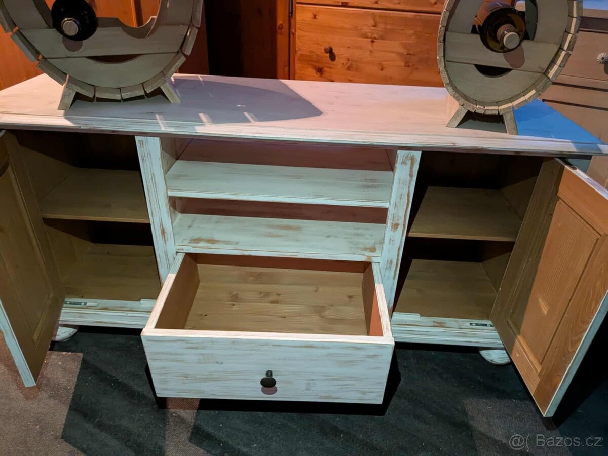 Komoda z masivu – ruční truhlářská práce, bělená úprava - 2