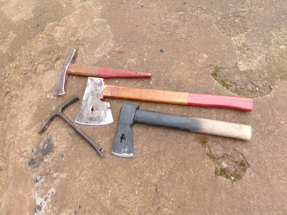 staré tesařské sekery - 2