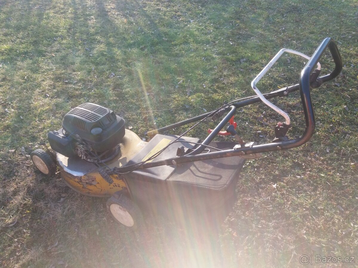 Motorová sekačka na trávu. - 2