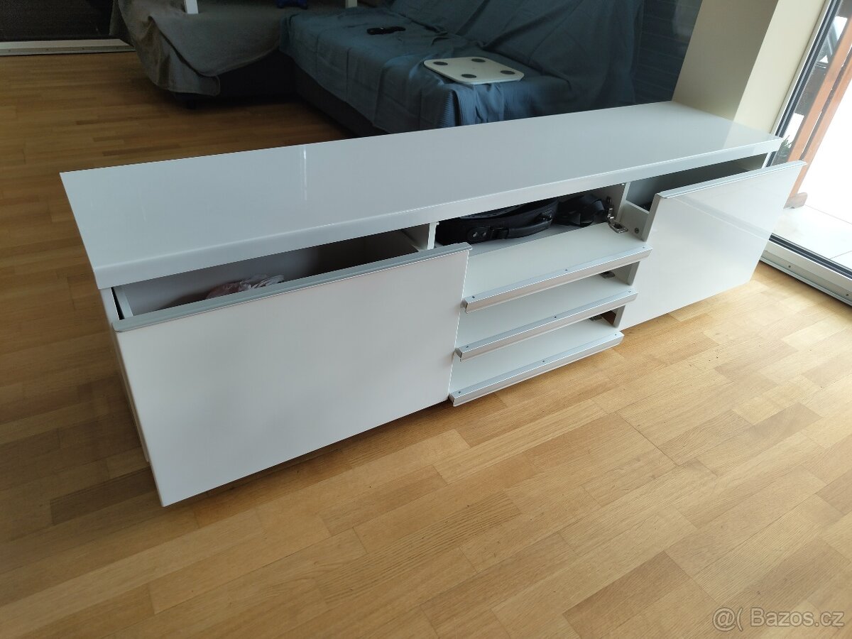 Police nad televizi - Ikea Besta Burs - 2