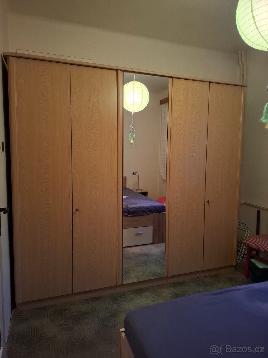 Šatní skříň se zrcadlem - 2