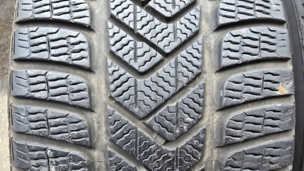 Zimní pneumatiky 255/45/19 Pirelli - 2