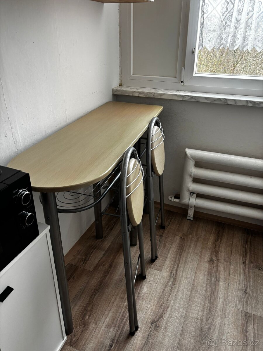 Barový stůl s židlemi - 2