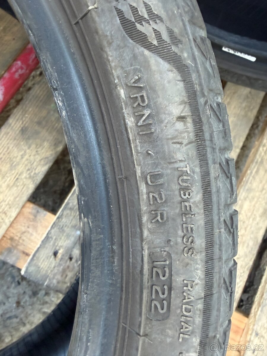 235/40/19 letni - 2