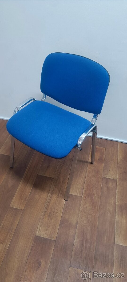 Stůl a 5 modrých židlí - 2