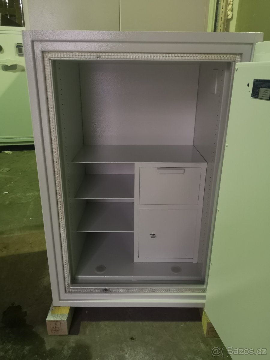 Trezor Sistec SE3 s vnitřním vhozem + schránka na klíč - 2