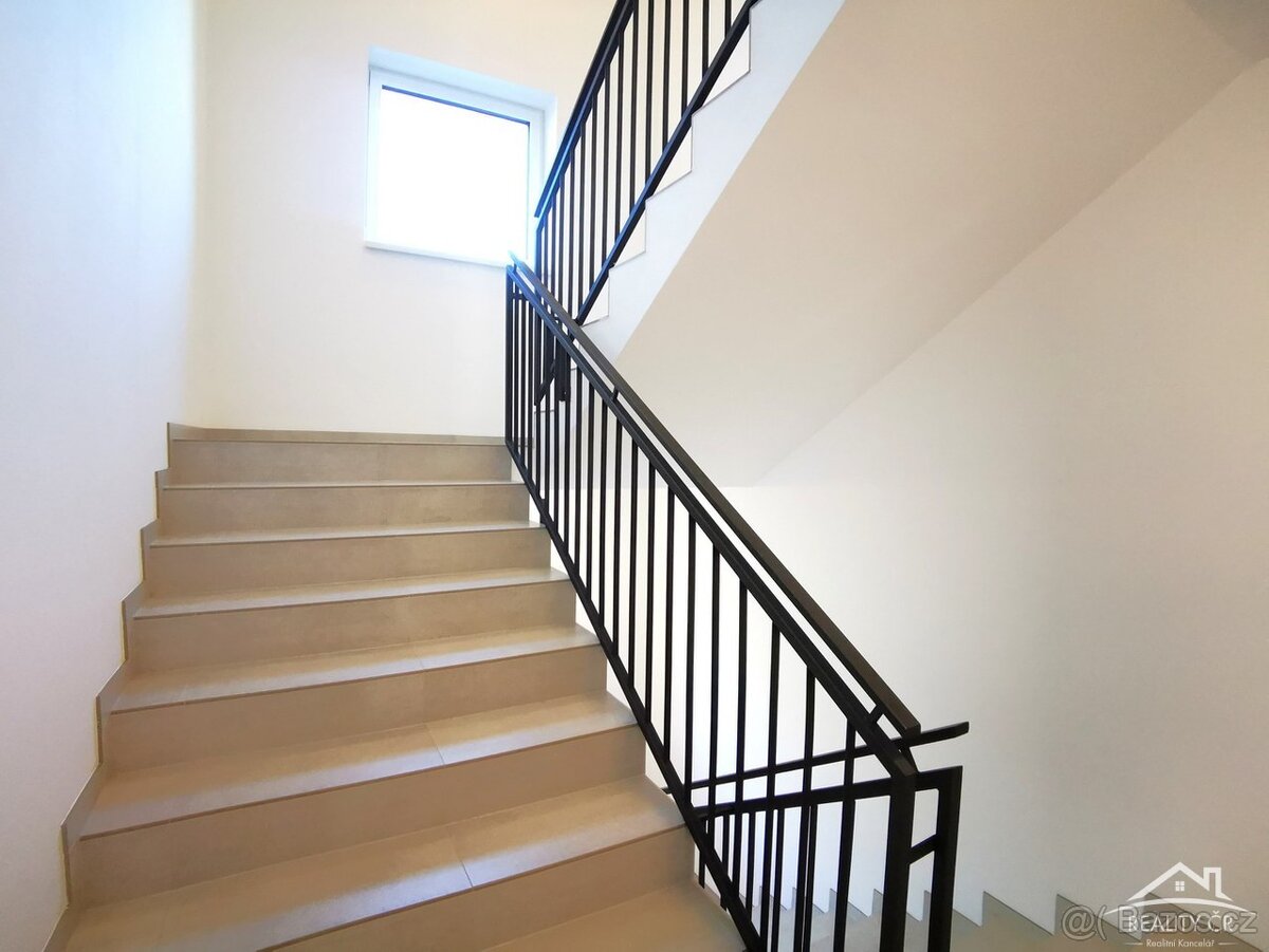 Novostavba domu s osmi byty a parkováním - 2