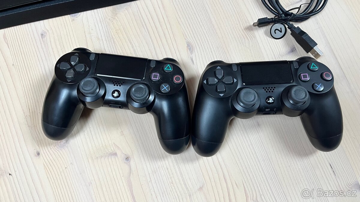Playstation 4 pro 1 TB + 2 ovladače - 2