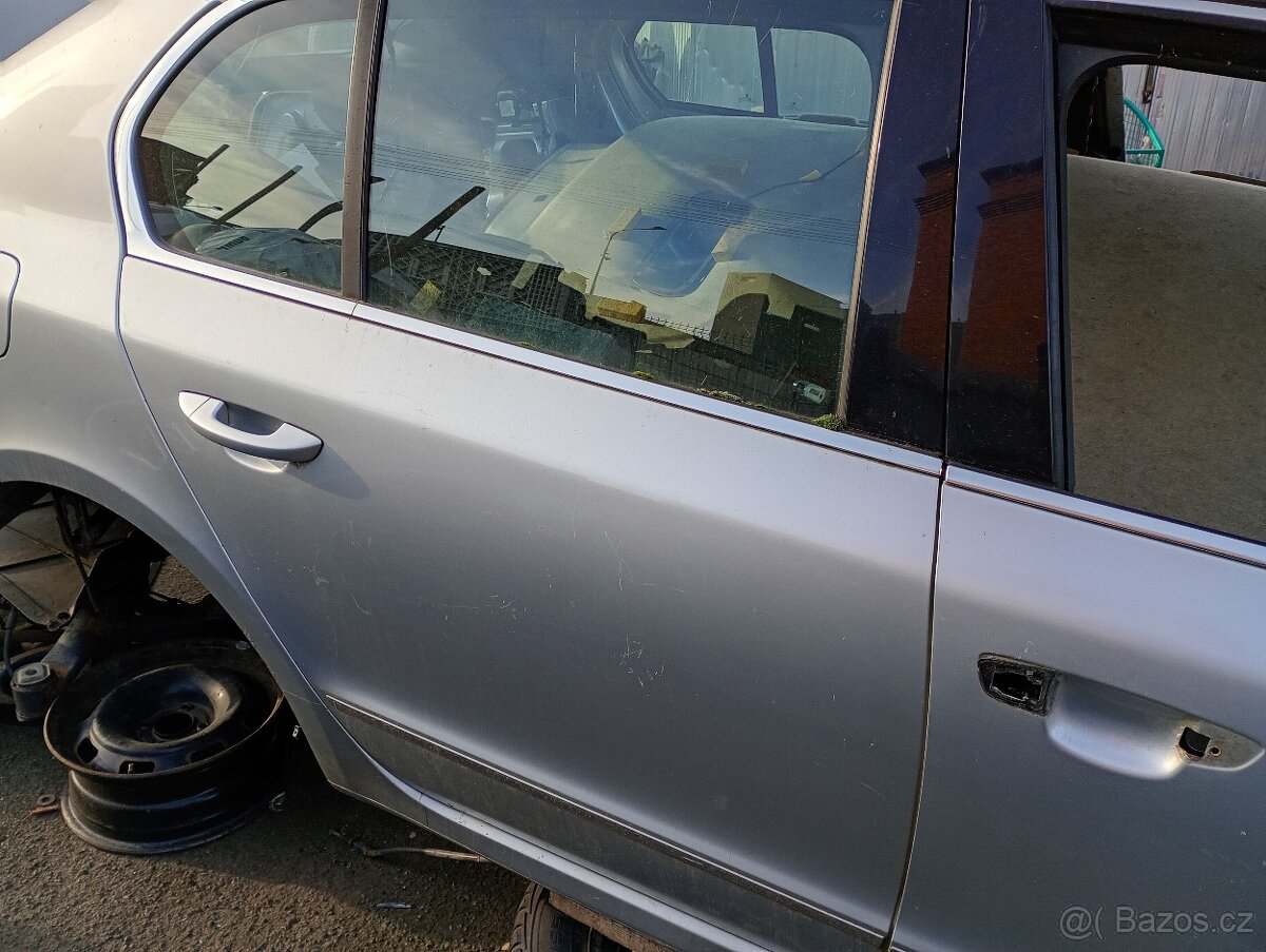 Škoda Superb II sedan - boční P dveře - 2