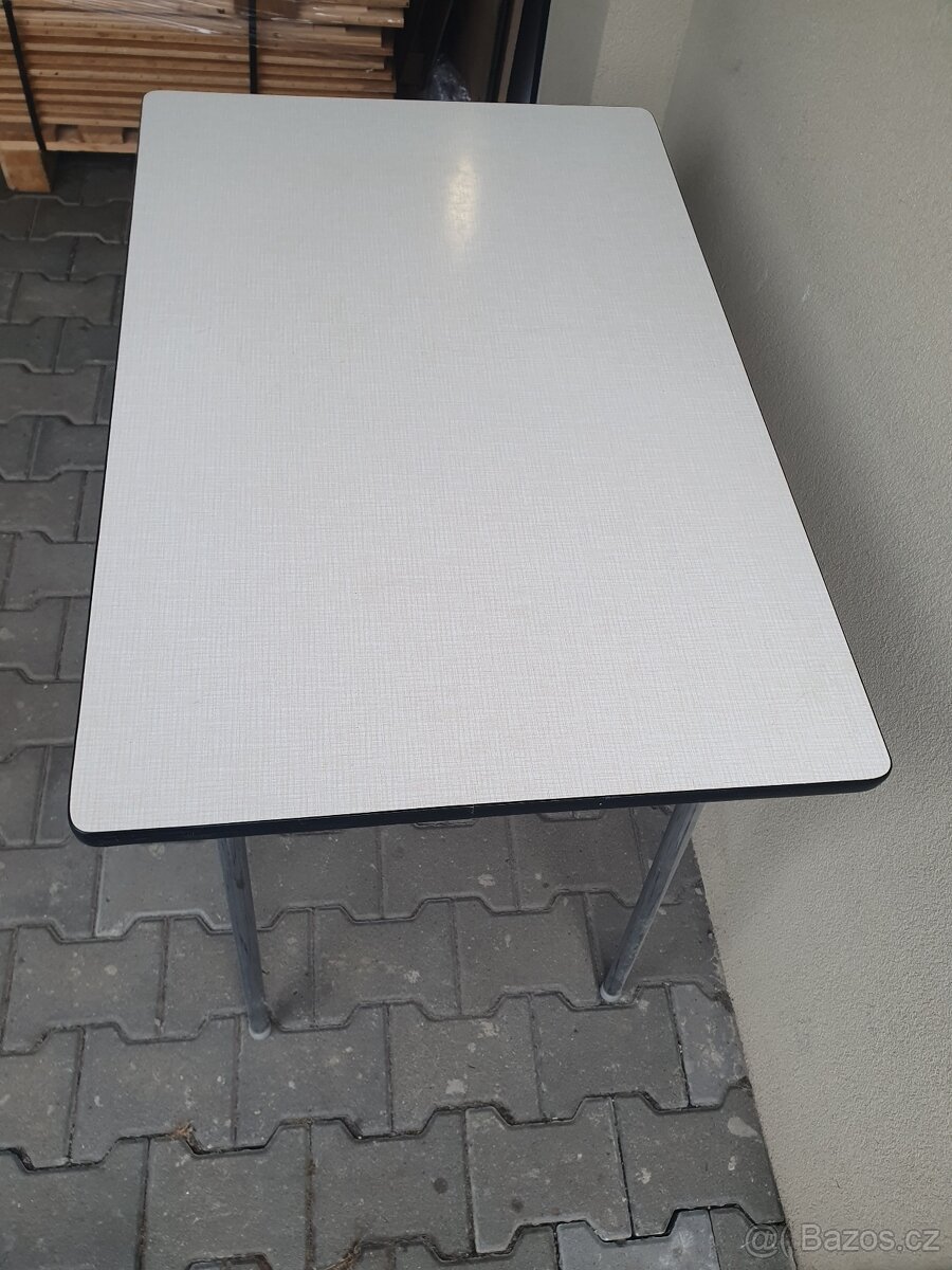 Retro socialisticky jidelni stul - 2