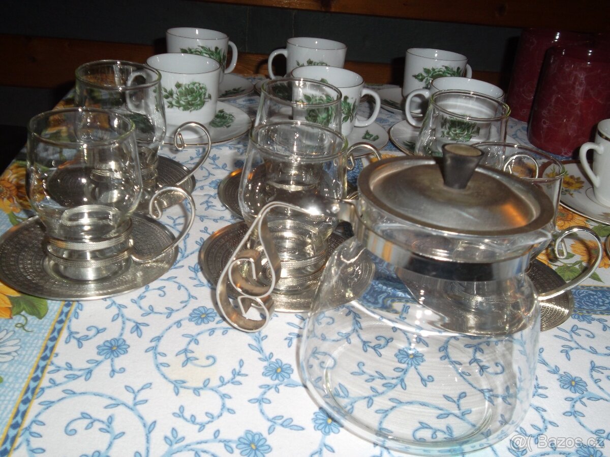 šálky, - čajové soupravy. - 2