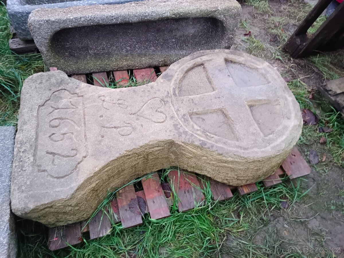 Pískovcový smírčí kříž - 2