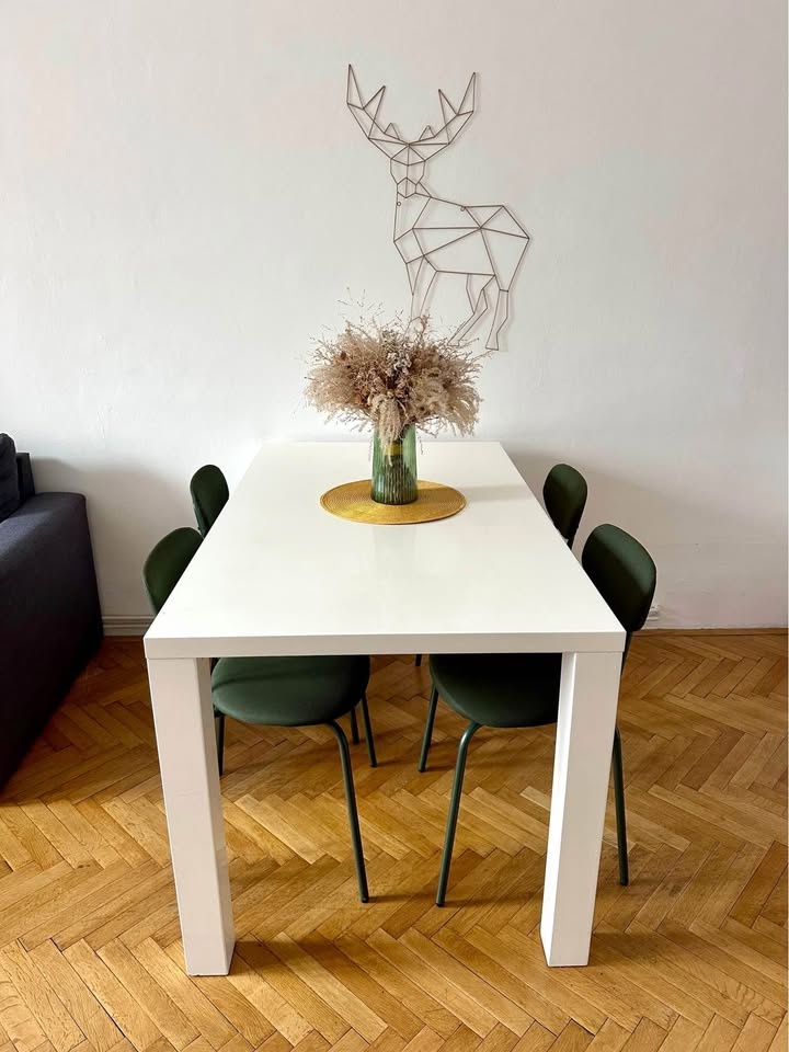 Bílý jídelní stůl - 2