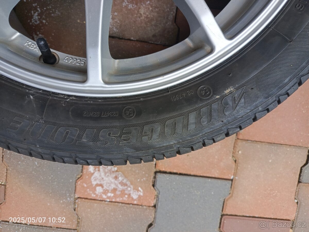 Toyota Yaris-letní pneu. - 2
