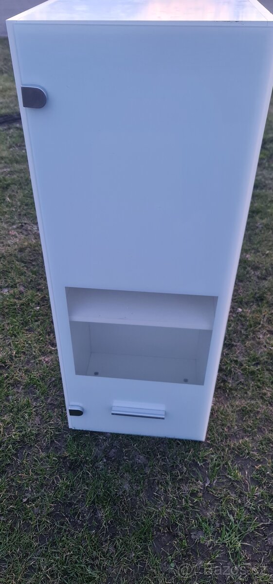 Prosklené skříňky 2 ks - 2