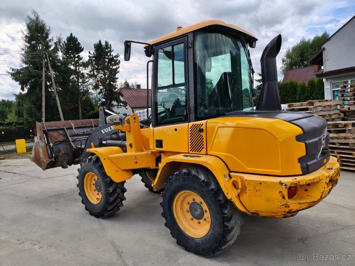 Nakladač Volvo L35G - 2