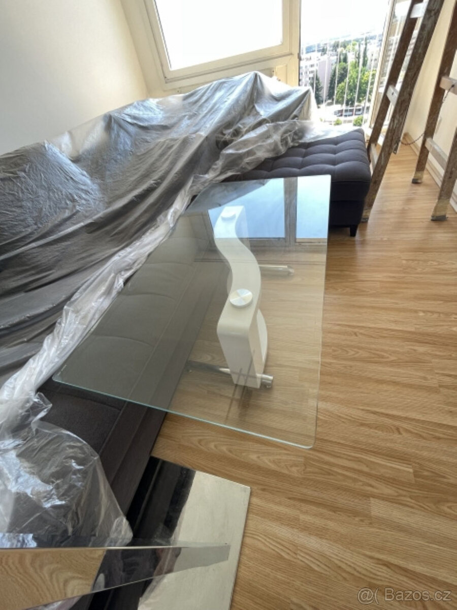 Stolek se skleněnou deskou k sedačce. Konferenční. - 2