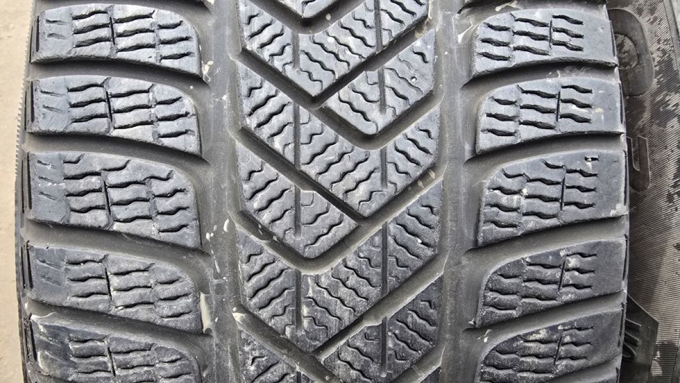 Zimní pneu 255/45/19 Pirelli - 2