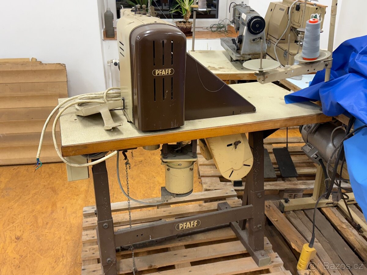 PFAFF 3306 Šicí stroj na knoflíky - 2