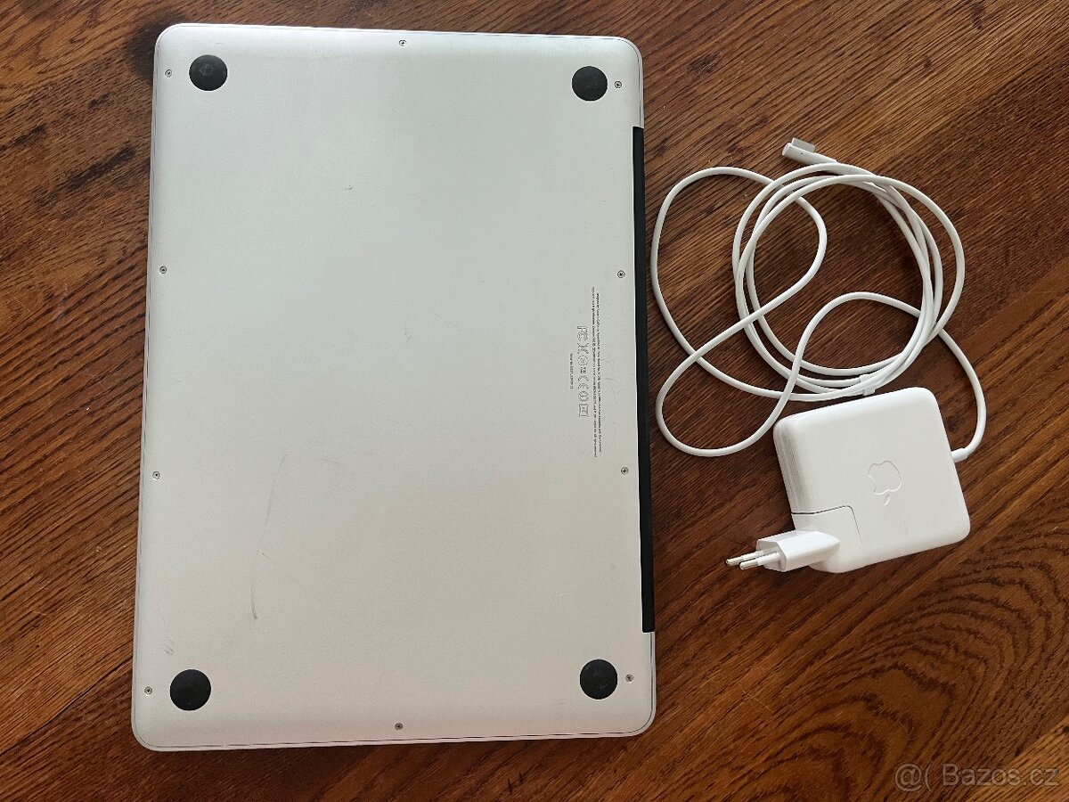 Mac Book Pro na náhradní díly (nafoukla baterie) - 2