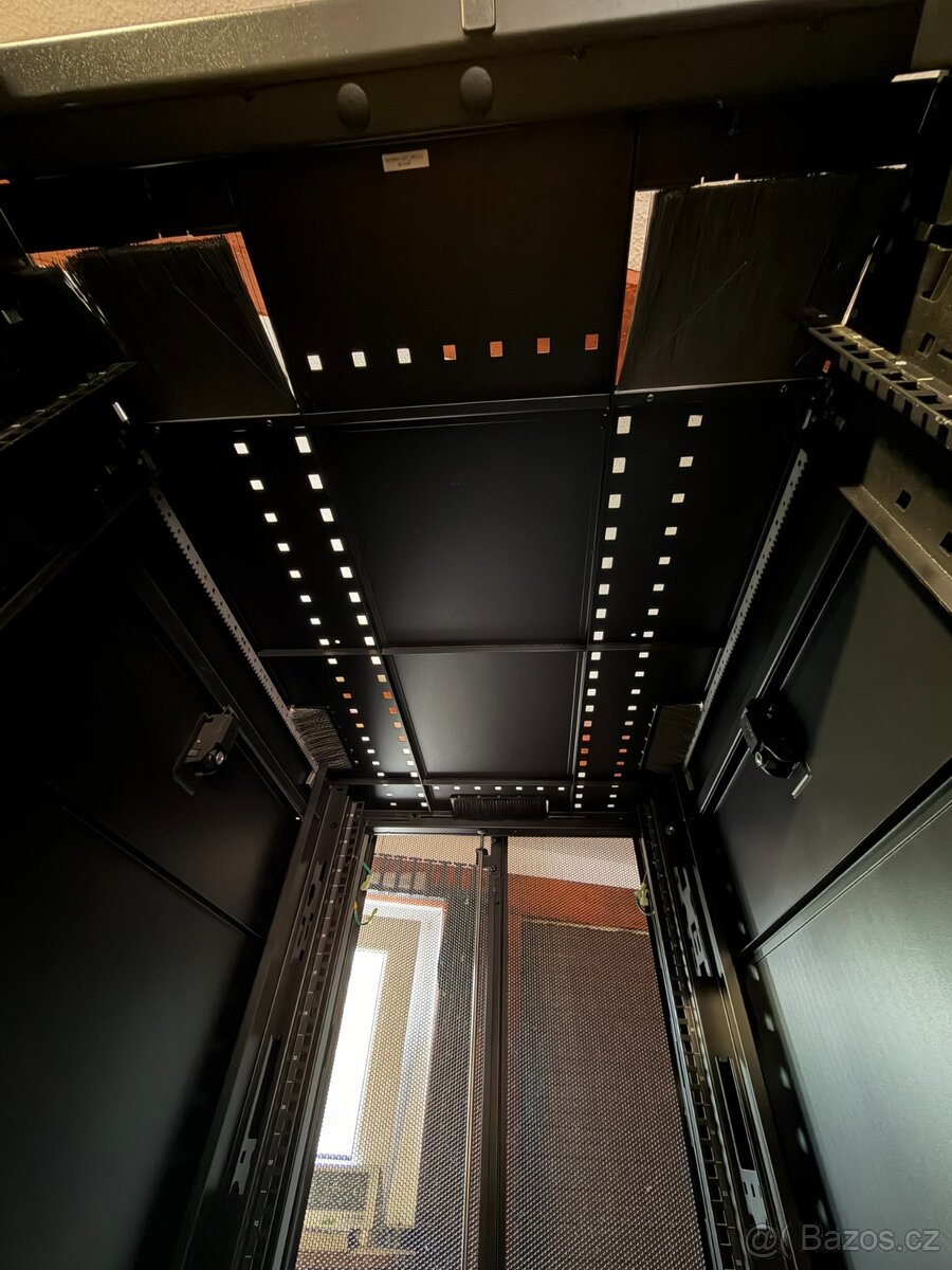2× serverový rack APC NetShelter 42U – 600 × 1070 mm - 2