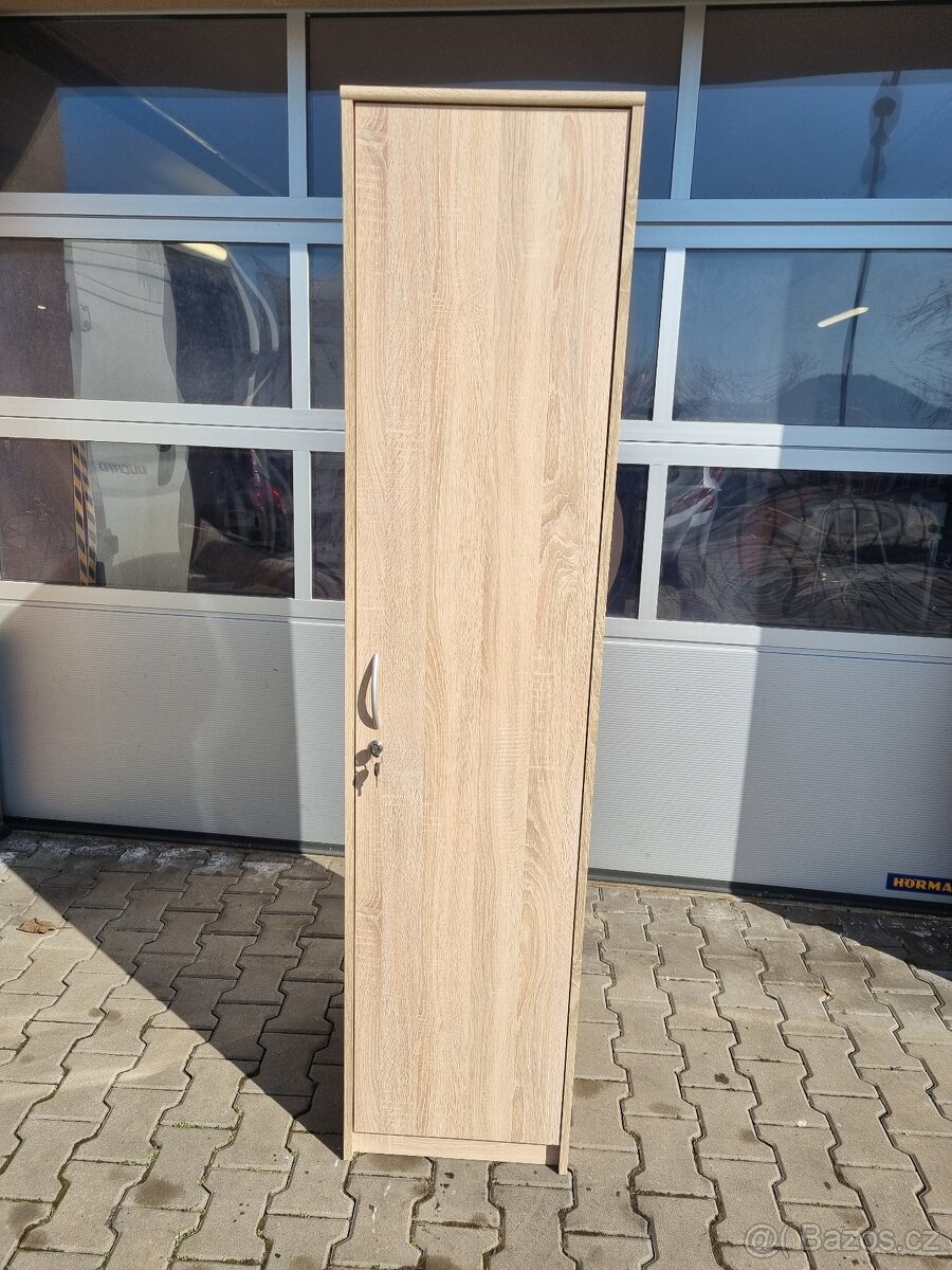 Uzamykatelná šatní skříňka - 2