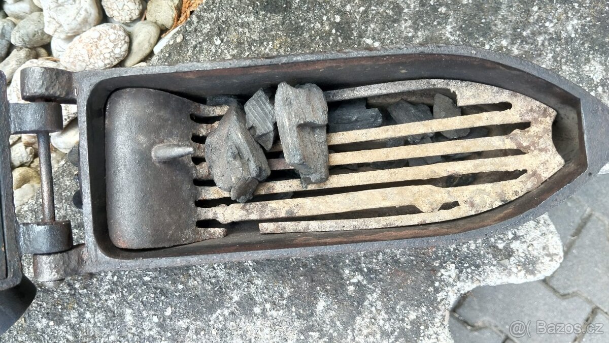 Obrovská komínová velmi stará sbírková žehlička D.R.G.M. - 2