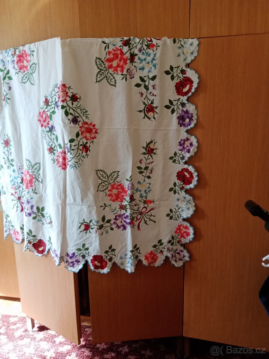 VYŠÍVANÝ UBRUS- starožitný - 2