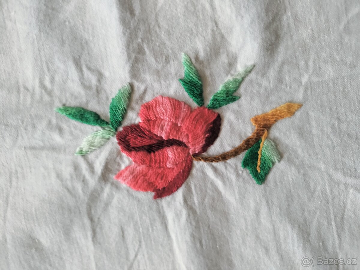 Ručně vyšívaný ubrus růže - 2