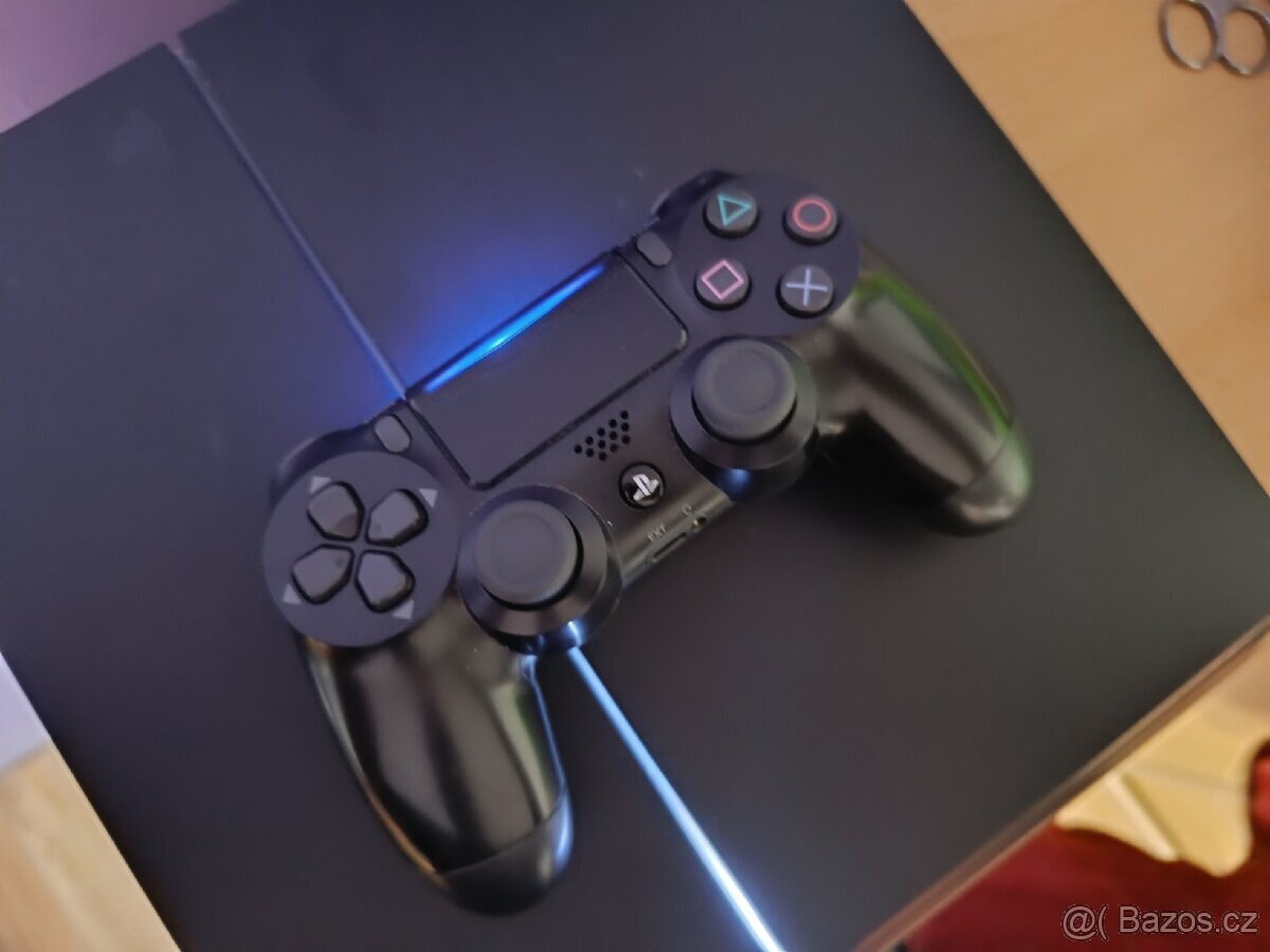 Prodám PS4 1TB skvělý stav - 2