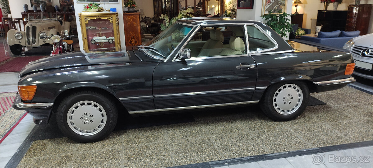 Mercedes-Benz SL R107 560 - 2