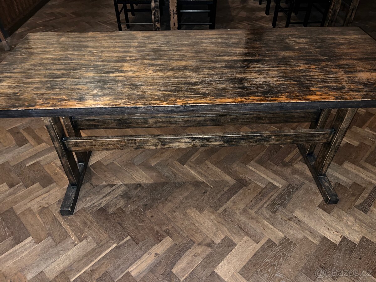 Stoly a židle používané v restauraci - 2