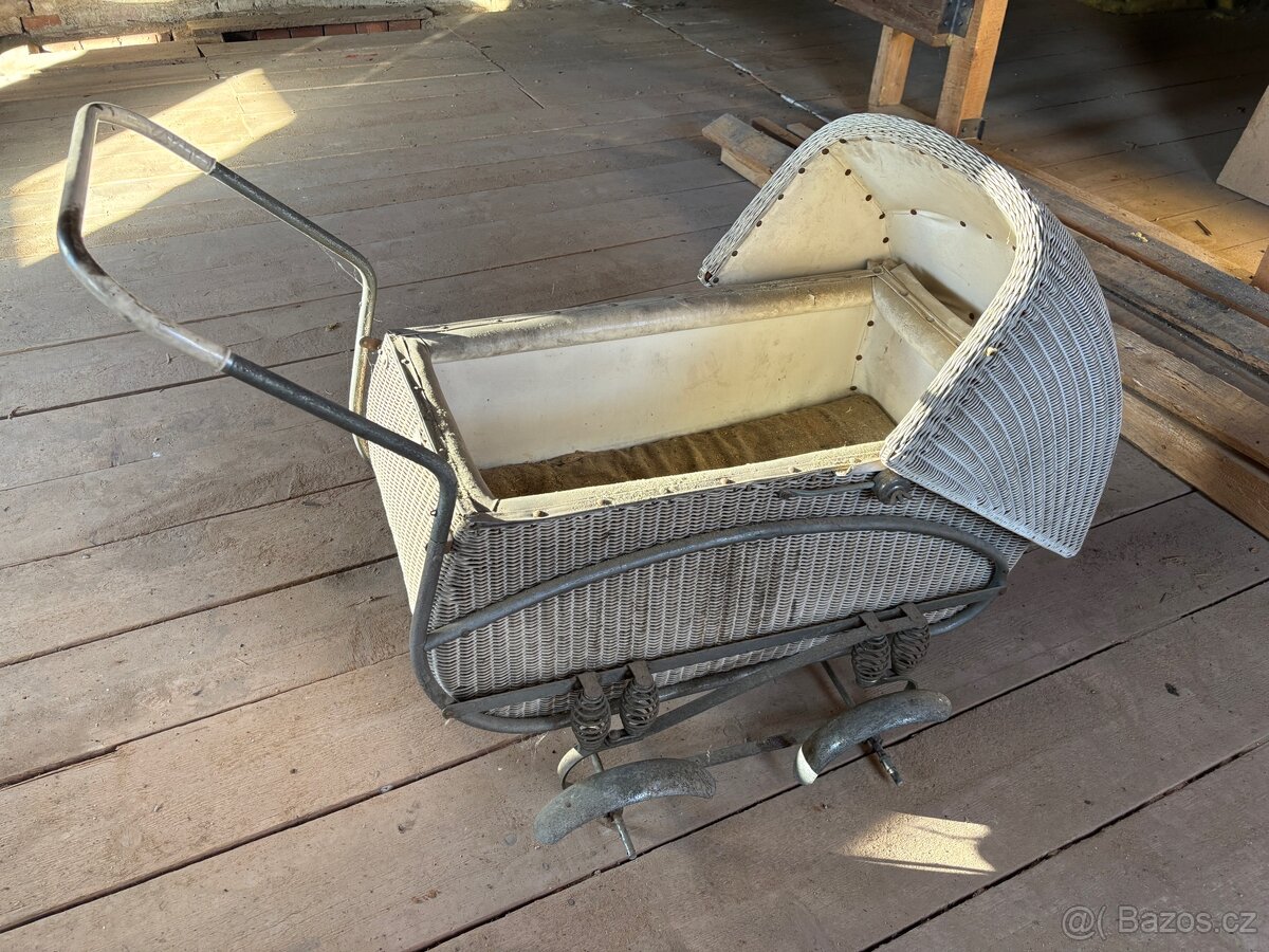 Starožitný proutěný kočárek pro miminko, pérák, k renovaci - 2