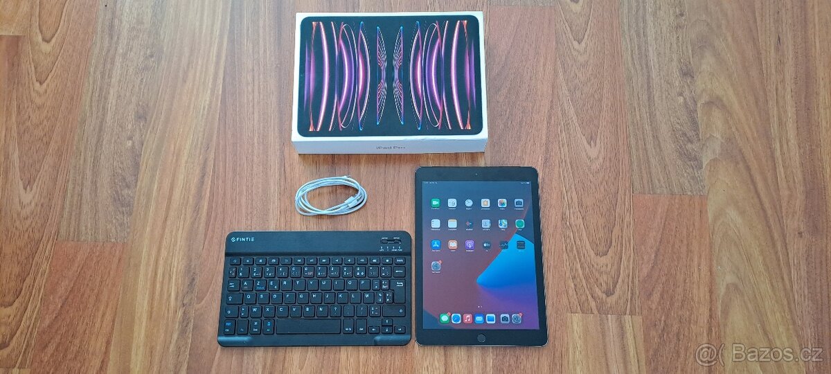 Prodám Apple Ipad 5 Generace 32GB s klávesnici - 2