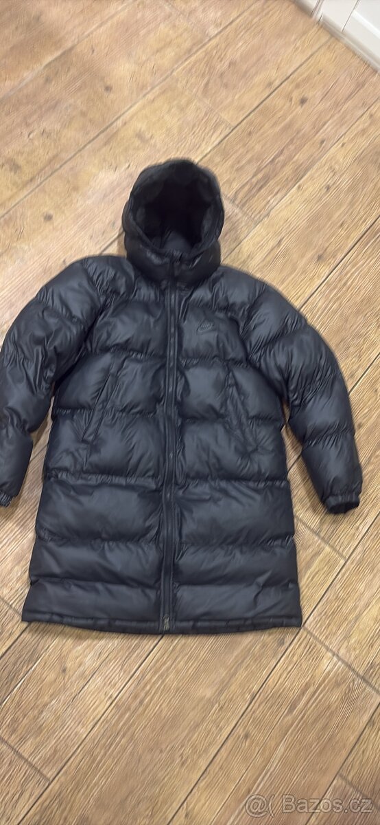 Krásný černý péřový kabát značky Nike - 2